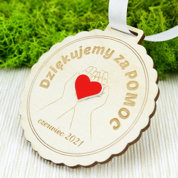 medal-dobroczynny-drewniany-z-sercem-czerwonym-podziekowanie-wlasny-grawer