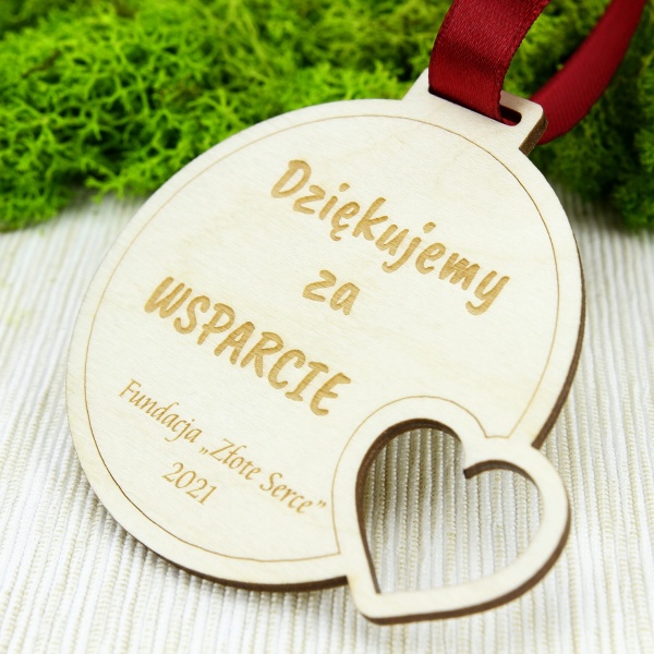 medal-dobroczynny-drewniany-z-serduszkiem-podziekowanie-wlasny-grawer