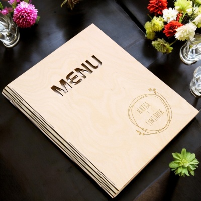 menu-eleganckie-drewniane-okladki-z-grawerem-logo-restauracji-baru-pizzerii-hotelu-z-koszulkami-wewnatrz-MAYA