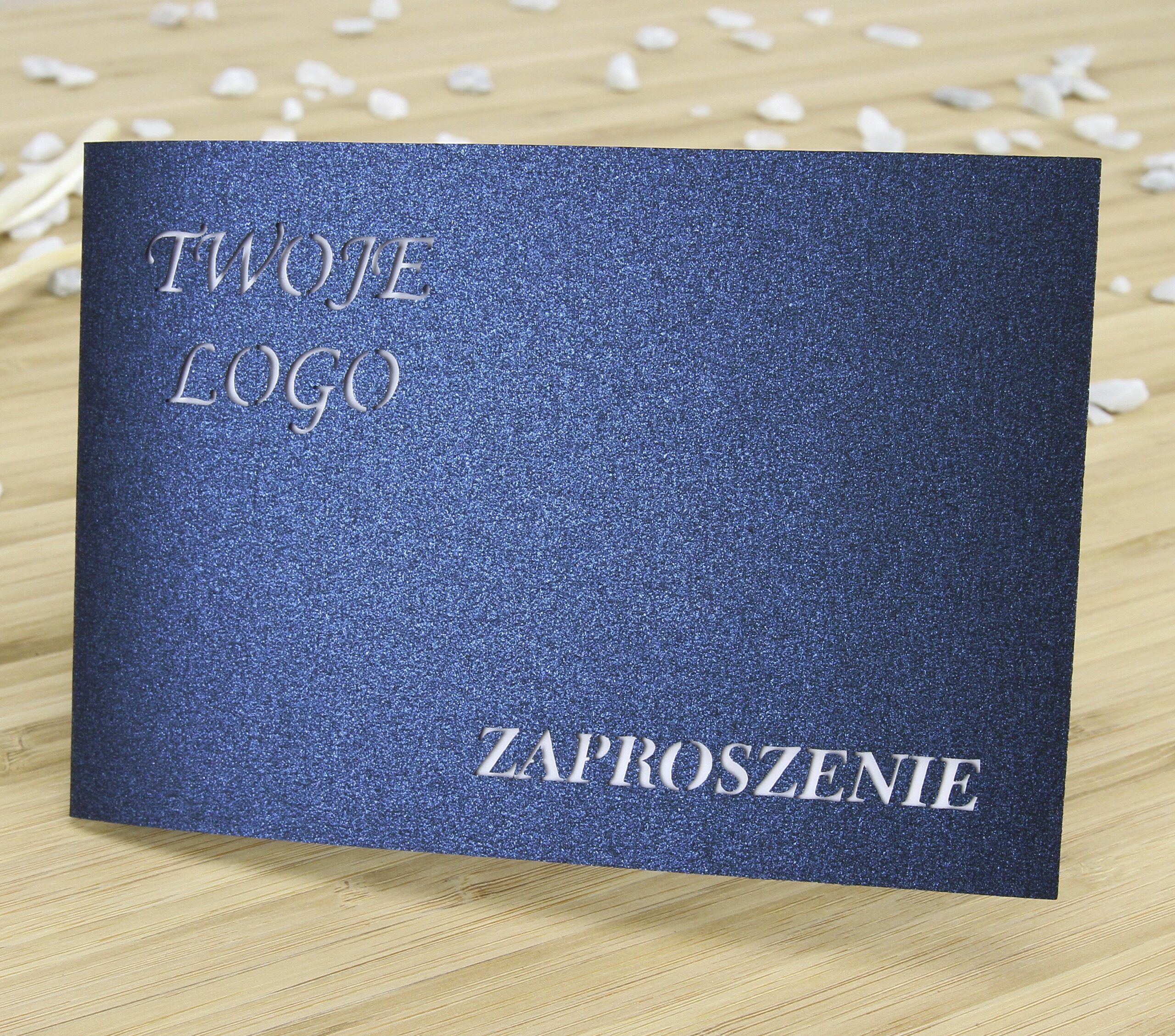 eleganckie-zaproszenie-firmowe-z-wycinanymi-napisami-i-z-logo-1-scaled
