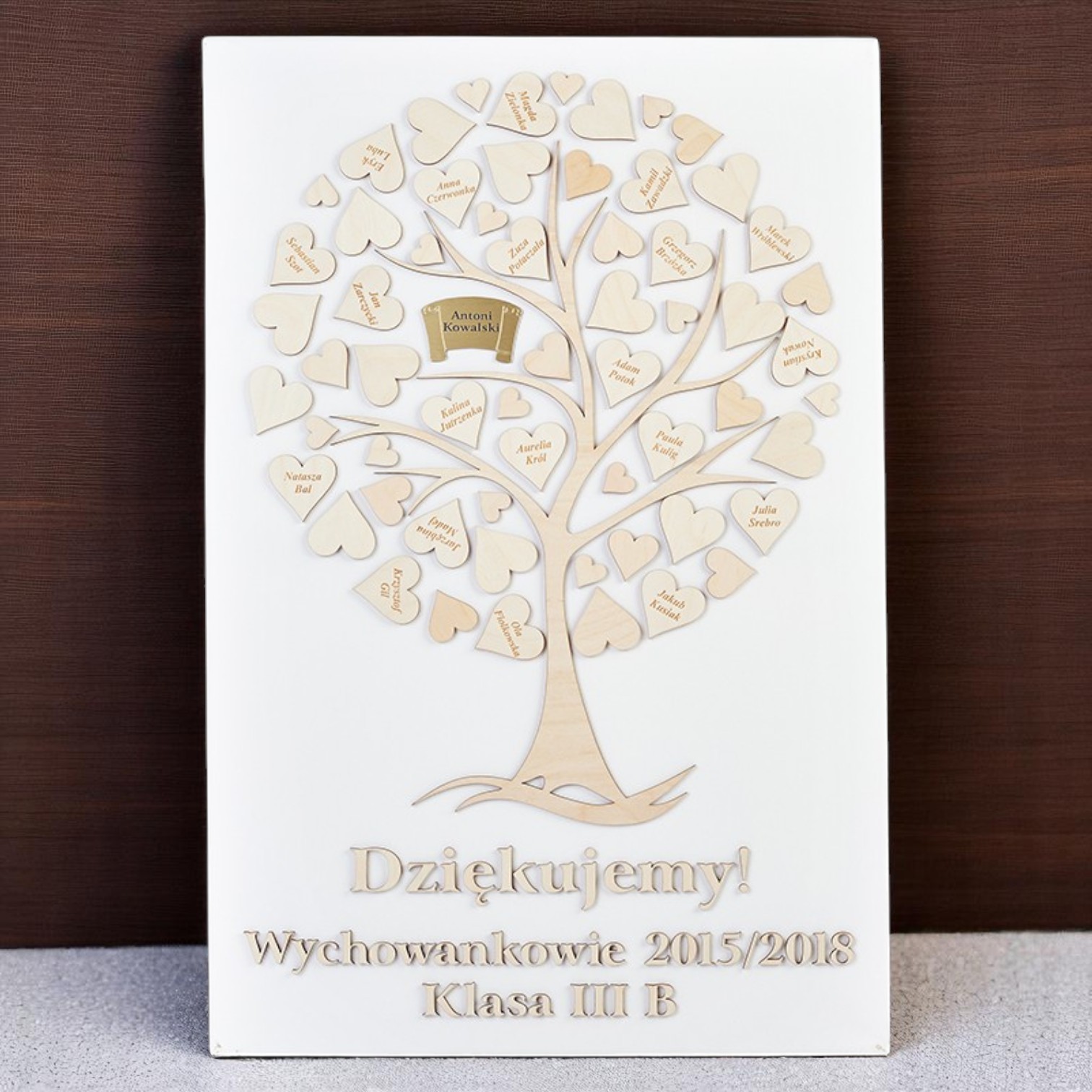 wyjatkowy-prezent-dla-wychowawcy-na-zakonczenie-szkoly-przedszkola-drewniane-drzewko-na-plotnie-z-imionami-dzieci-MAYA