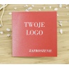 zaproszenia-firmowe-z-wycinanym-logo-kwadratowe-czerwone-blyszczace-wlasny-tekst-scaled