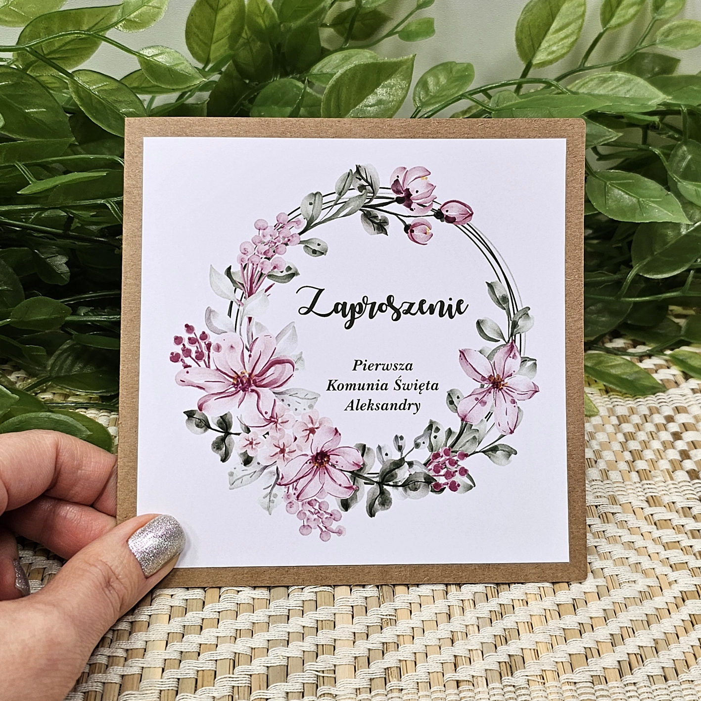 zaproszenie-komunijne-eko-z-rozowymi-kwiatami-IHS-imie-dziecka-ekologiczne-zaproszenia-na-komunie-swieta-dla-dziewczynki-z-personalizacja-koperta-MAYA