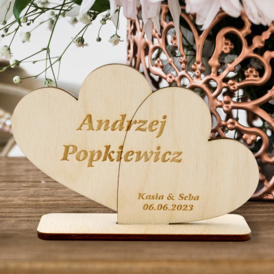 Elegancka aranżacja stołu weselnego – drewniane winietki serca.