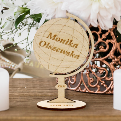 Winietka drewniana globus z grawerem imienia gościa i podstawką na stół weselny