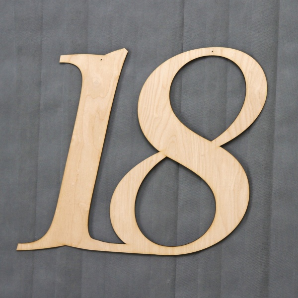 liczba-18-duza-drewniana-na-sciane-dekoracja-ozdoba-osiemnaste-urodziny-cyfry-drewniane