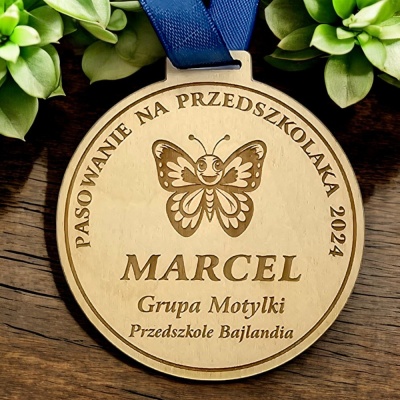 medal-drewniany-na-pasowanie-przedszkolaka-ucznia-z-imieniem-nazwa-grupy-motylki-MAYA