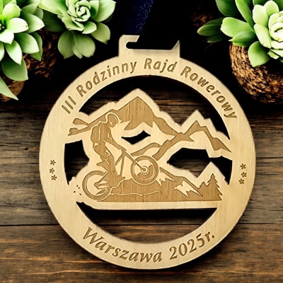 medal-drewniany-na-rajd-rowerowy-rodzinny-gorski-wyczynowy-wlasny-napis-z-rowerem-MAYA