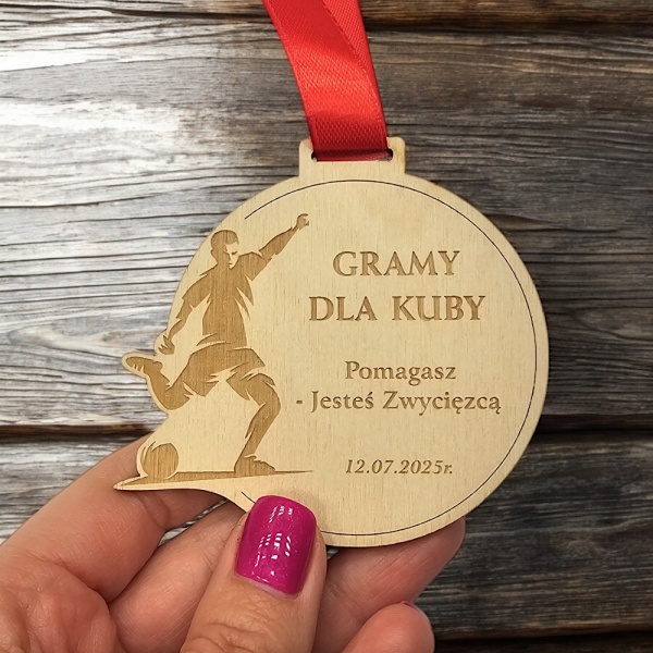 medal-drewniany-pilkarski-charytatywny-medale-na-turniej-zawody-pilki-noznej-z-pilka-pilkarzem-wstazka-MAYA