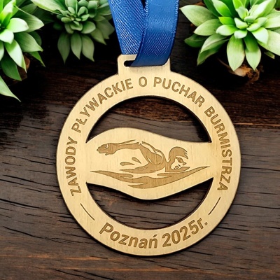 sportowy-medal-drewniany-na-zawody-plywackie-turniej-szkolenie-wstazka-MAYA