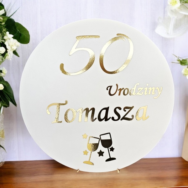 tablica-powitalna-na-50-urodziny-piecdziesiatke-zlote-napisy-z-mieniem-kieliszki-dekoracje-urodzinowe-MAYA