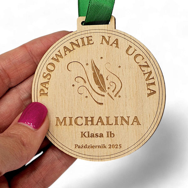 medal-medale-drewniane-na-pasowanie-na-ucznia-pierwszoklasiste-przedszkolaka-z-imieniem-pioro-szkolne-pamiatka-MAYA