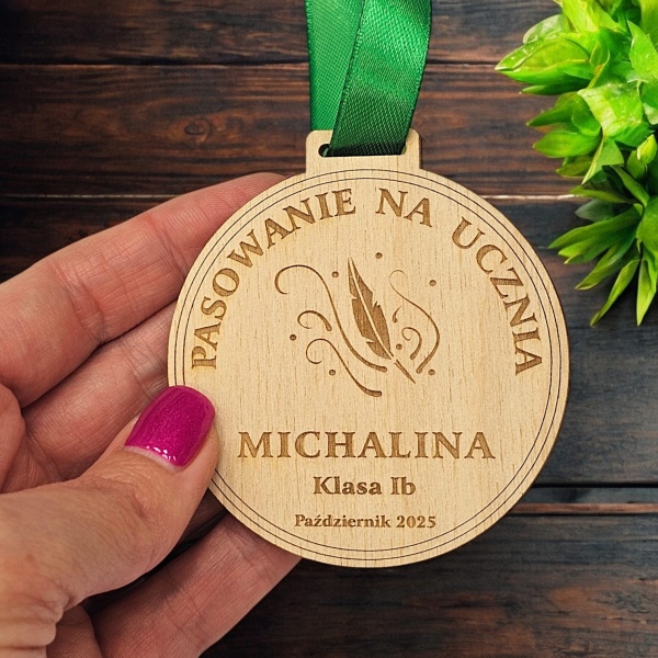 medal-medale-na-pasowanie-na-ucznia-pierwszoklasiste-przedszkolaka-z-imieniem-pioro-szkolne-pamiatka-MAYA