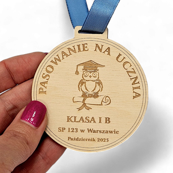 medal-medale-szkolne-drewniane-na-pasowanie-na-ucznia-przedszkolaka-z-sowa-dowolny-napis-pamiatka-dla-dzieci-MAYA