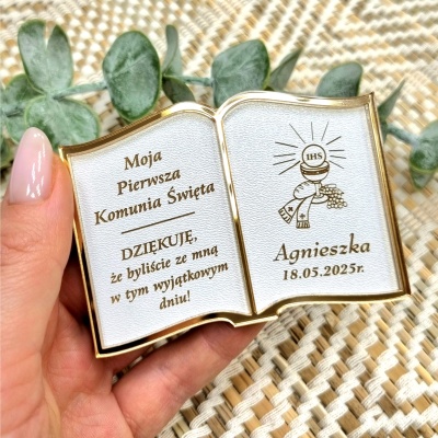 magnesy-podziekowania-upominki-dla-gosci-I-komunia-swieta-bialy-ze-zlota-ramka-z-imieniem-dziecka-data-MAYA