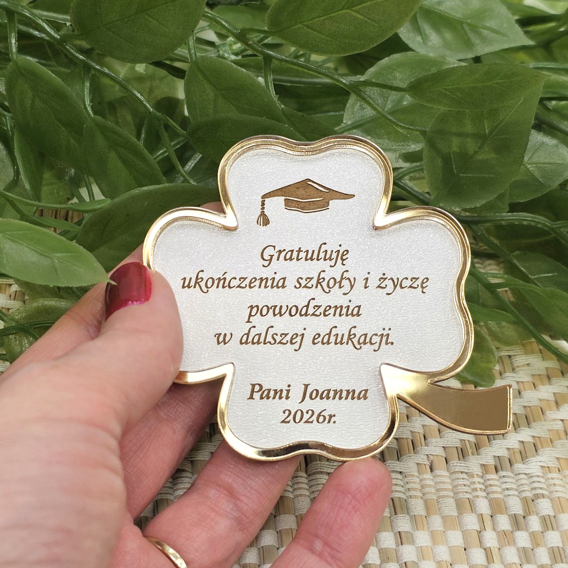 magnes-koniczynka-z-personalizacja-zlota-ramka-drobny-prezent-upominek-dla-ucznia-od-wychowawcy-nauczyciela-na-zakonczenie-roku-szkolnego-szkoly-8-klasy-MAYA