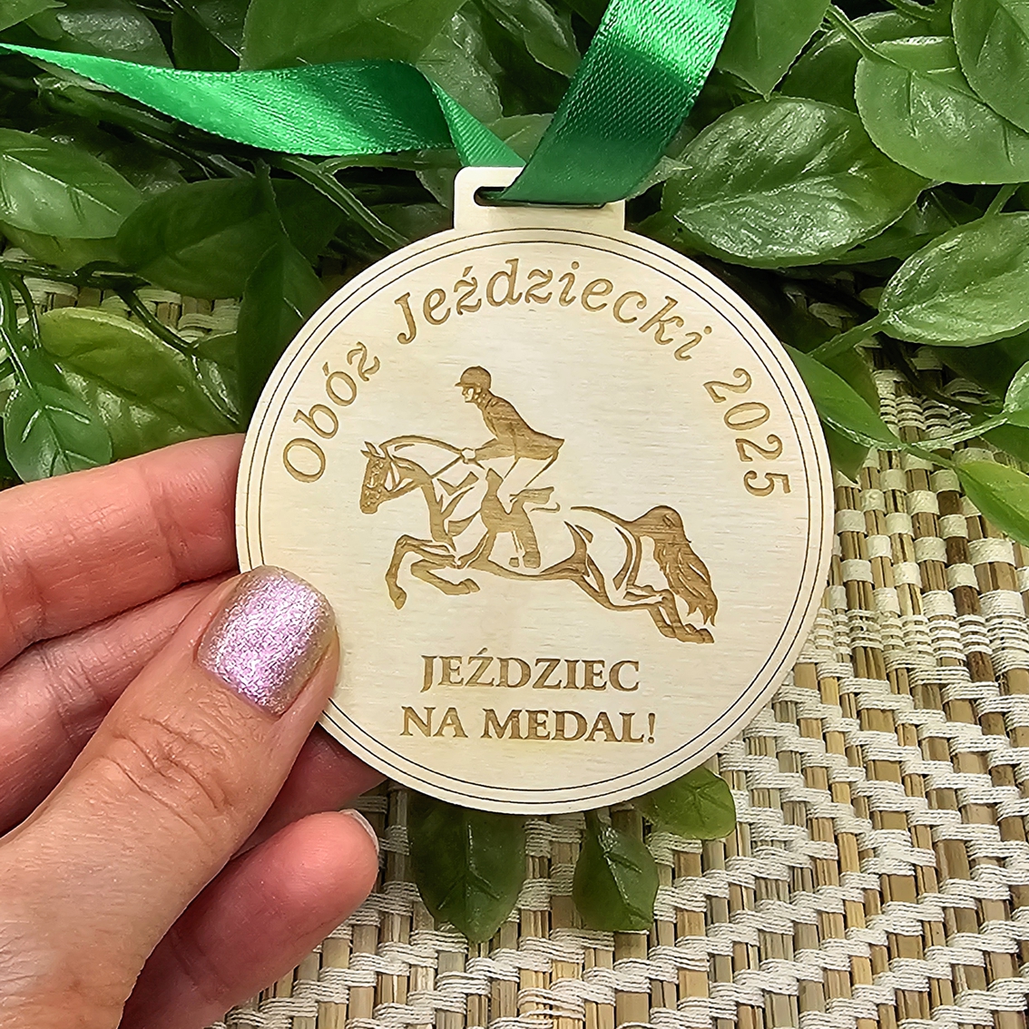 medal-medale-jezdzieckie-na-turniej-zawody-oboz-jezdziecki-nagrody-za-uczestnictwo-udzial-osiagniecia-galopujacy-kon-z-jezdzcem-hobby-hors-MAYA