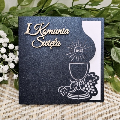 eleganckie-granatowe-zaproszenia-na-komunie-dla-chlopca-dziewczynki-kielich-drewniany-napis-zaproszenie-komunijne-personalizowane-MAYA