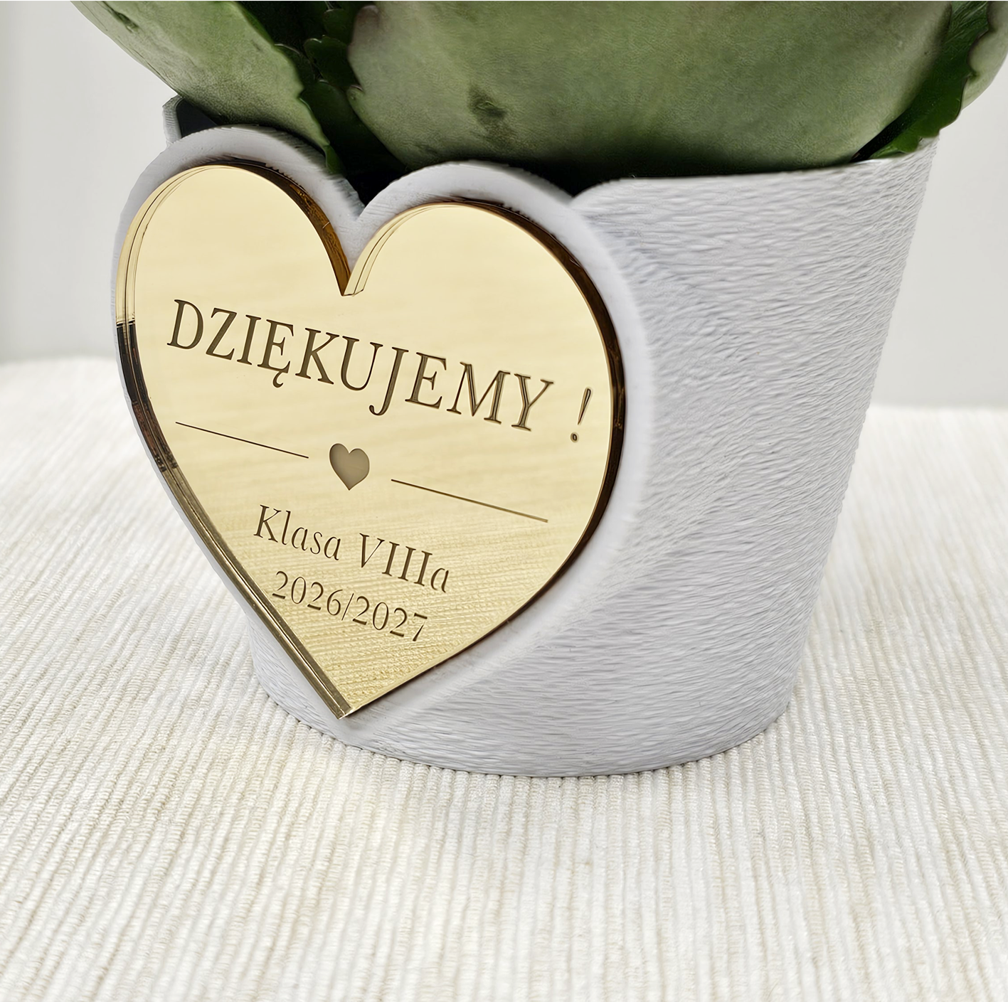 elegancka-personalizowana-doniczka-oslonka-na-kwiat-rosline-biala-zlota-aplikacja-serce-upominki-prezenty-dla-nauczycieli-zakonczenie-roku-szkolnego-MAYA