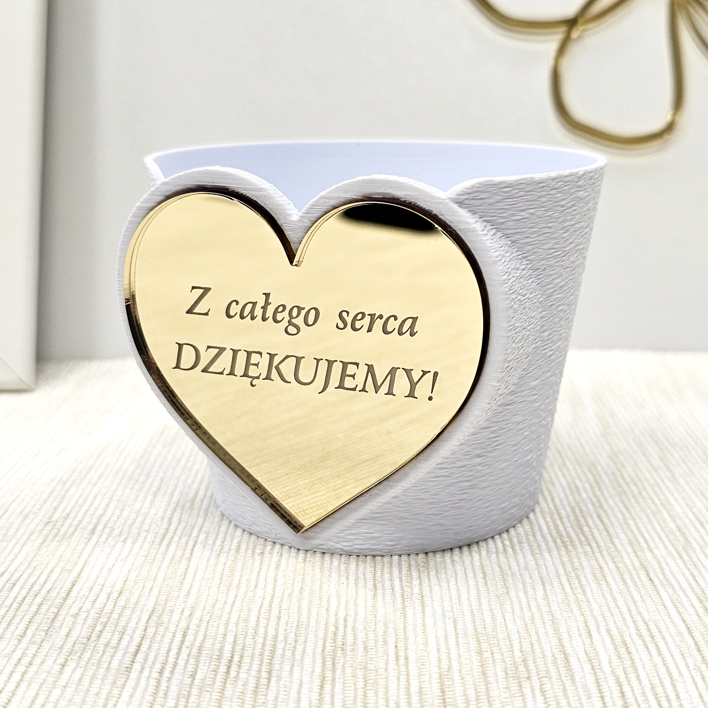 personalizowana-doniczka-oslonka-na-kwiat-rosline-biala-zlota-aplikacja-serce-upominek-pamiatka-podziekowanie-szkolne-charytatywne-firmowe-dla-gosci-sponsorow-MAYA