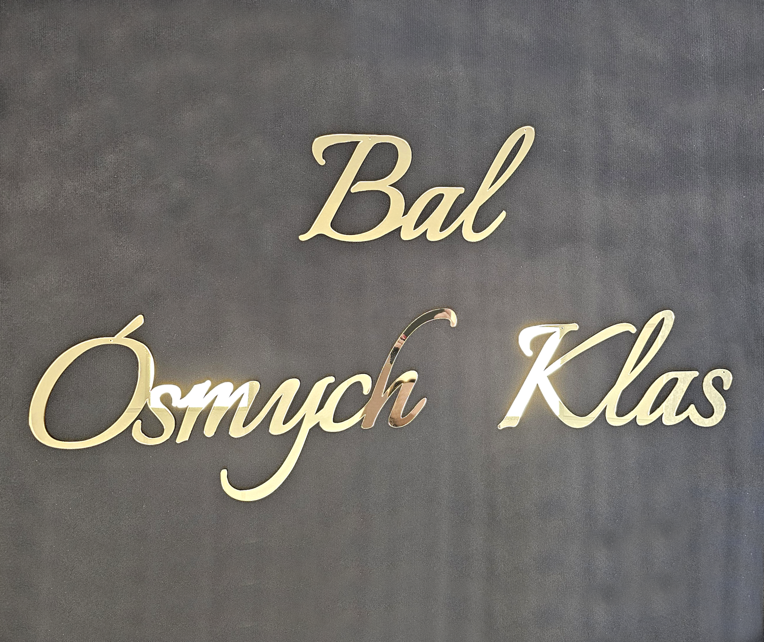 bal-osmych-klas-napis-lustrzany-zloty-duzy-dekoracje-na-sciane-do-zawieszenia-przyklejenia-na-bal-osmoklasisty-komers-MAYA