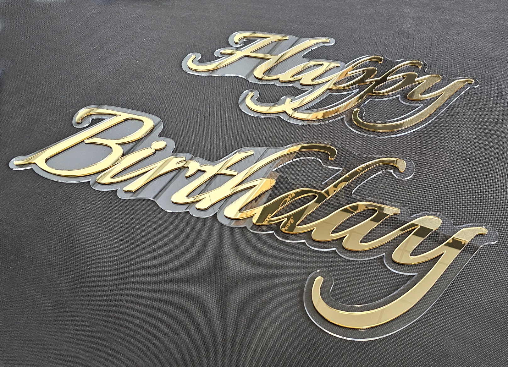 Ekskluzywny złoty napis urodzinowy Happy Birthday 3D z lustrzanego akrylu na transparentnym tle