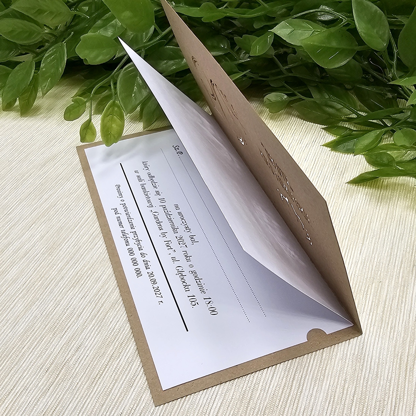 Personalizowane zaproszenie na jubileusz koła łowieckiego otwierane do góry z okładką z papieru ekologicznego.