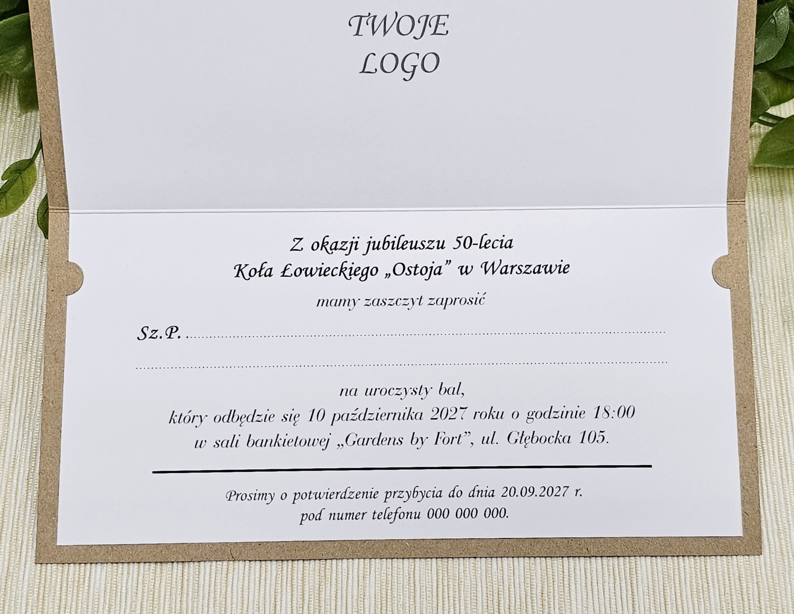 Wnętrze zaproszenia na jubileusz koła łowieckiego z logo koła oraz indywidualnie drukowaną treścią zaproszenia.
