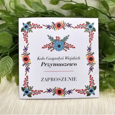 Eleganckie zaproszenia Koło Gospodyń Wiejskich w formacie 14 × 14 cm z kwiatową grafiką oraz nazwą miejscowości na okładce.