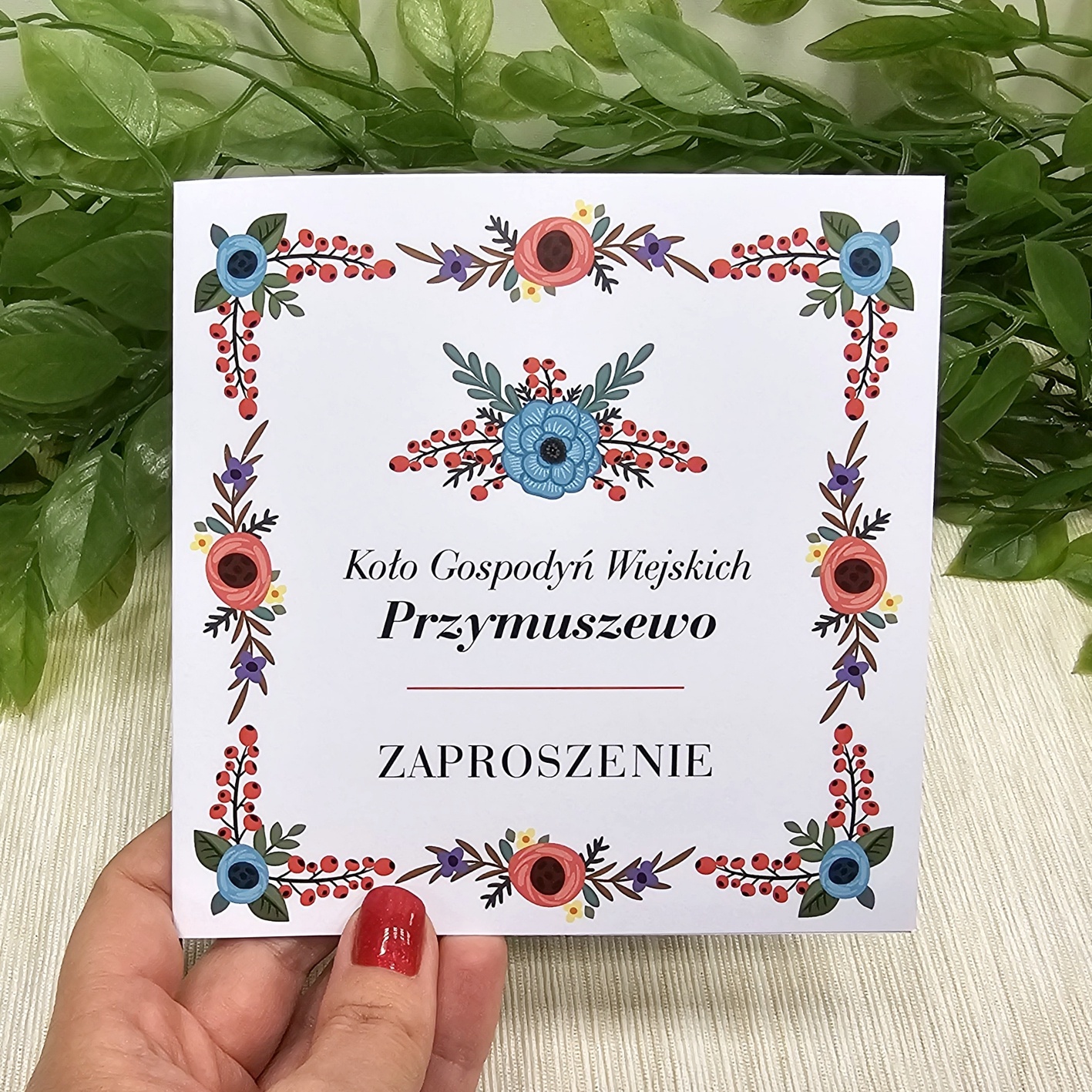 Kwadratowe zaproszenia Koło Gospodyń Wiejskich z kolorowym wzorem kwiatowym, wykonane z wysokiej jakości białego papieru.