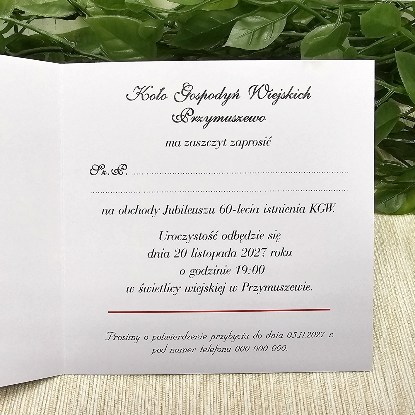 Personalizowane zaproszenia Koło Gospodyń Wiejskich otwierane na bok z nadrukiem kwiatów oraz miejscem na indywidualną treść zaproszenia.