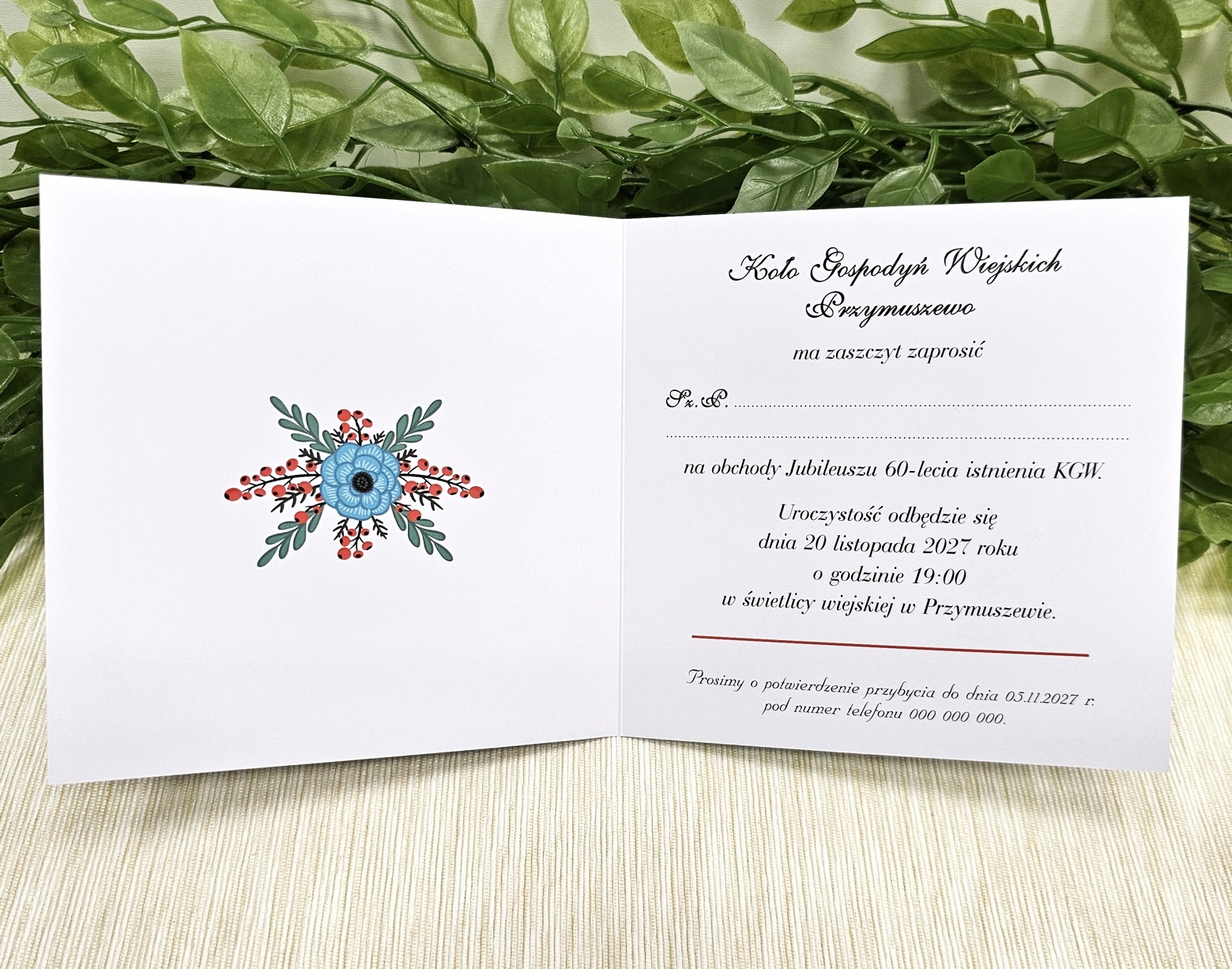 Zaproszenia Koło Gospodyń Wiejskich z białego gładkiego papieru z kolorowym motywem kwiatowym i personalizowanym nadrukiem.